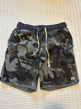 Vuori Men's Camo Athletic Shorts in Black and Gray Small